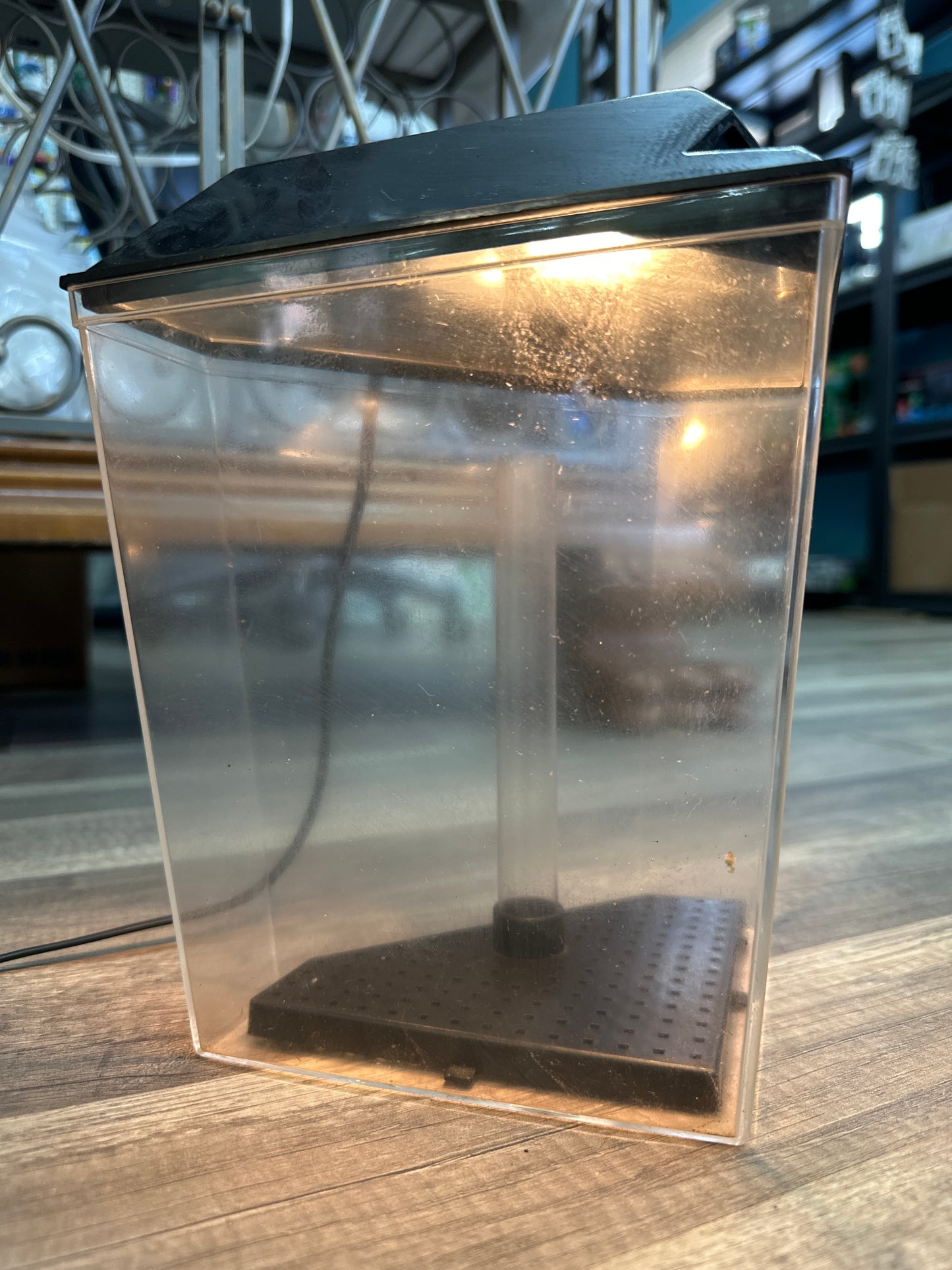 Aqua Culture 1 Gallon Plastic Aquarium , Black, 10.1''L x 6.76''W x 8.12''H USED