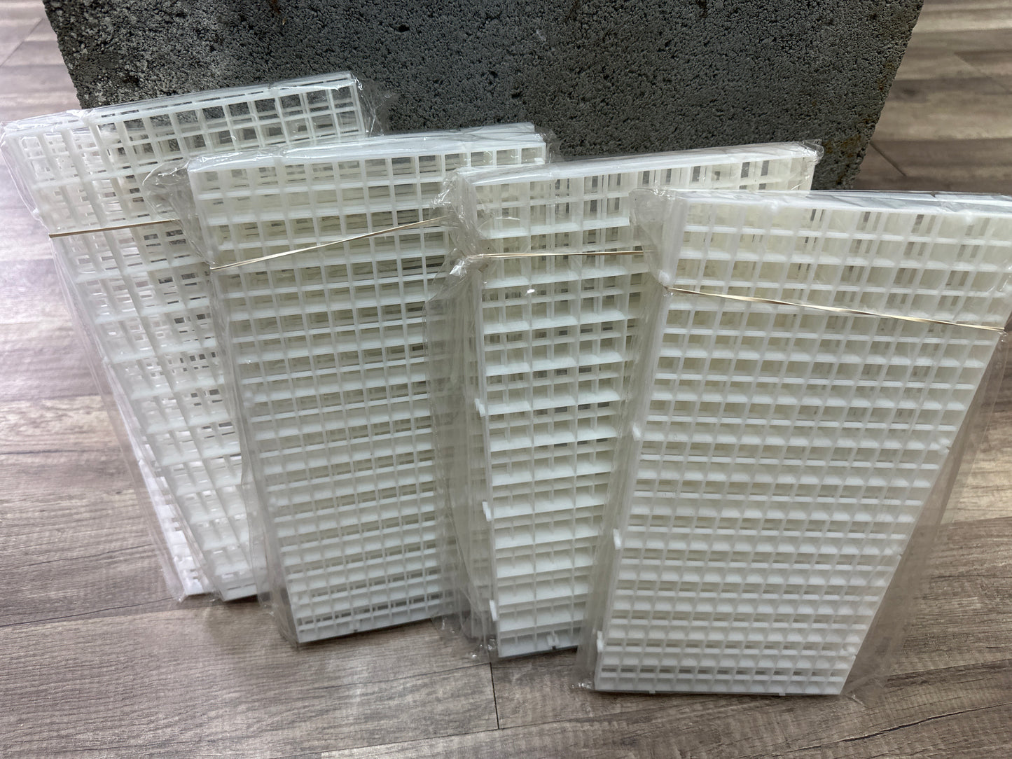 4 Pcs Aquarium Fish Tank Divider Plastic Egg Crate Aquarium Filter Bottom Tray Grid Isolation Board Partition Net Pane Separator for Mixed Breeding Light Diffuser